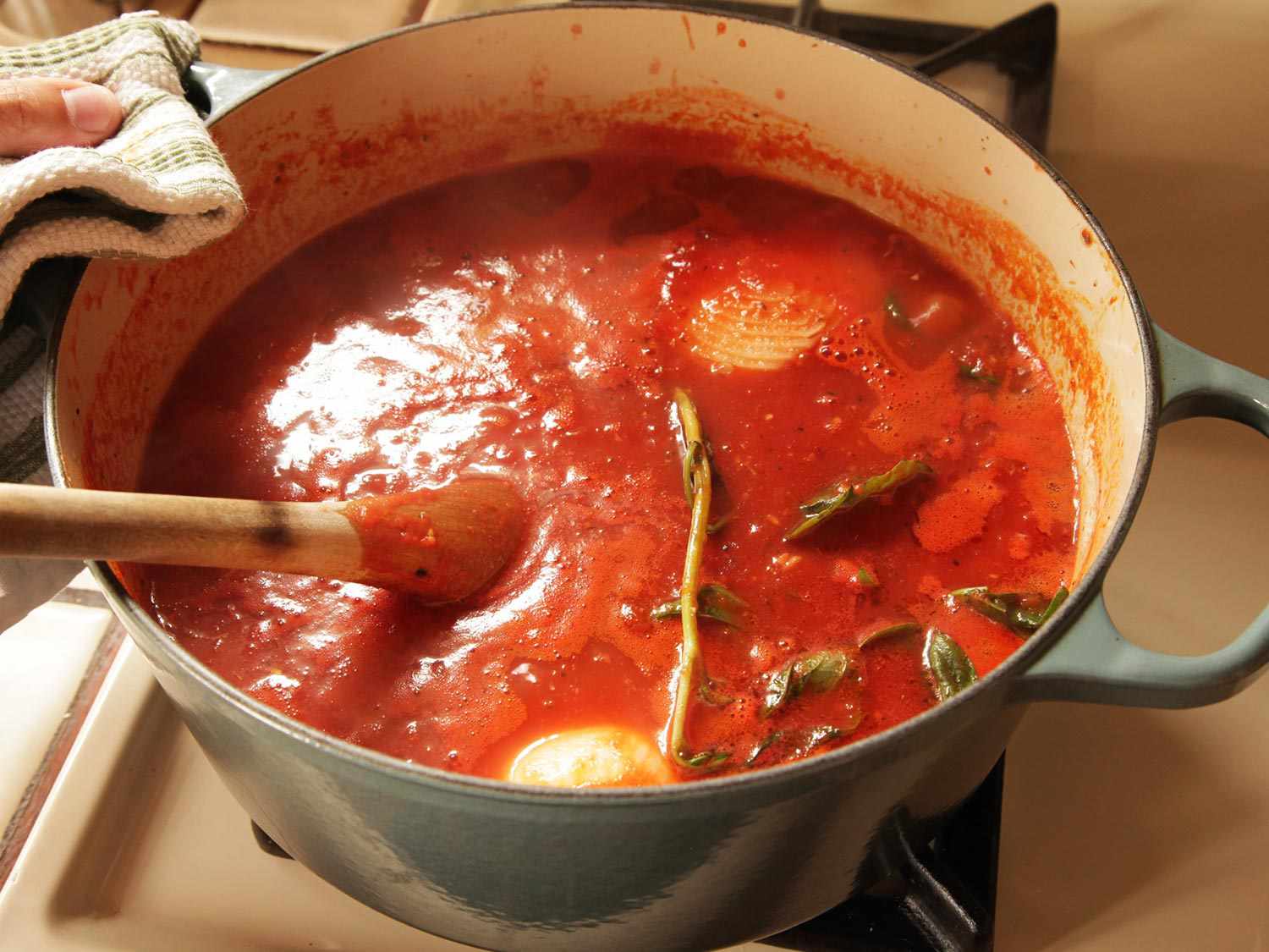 Simmering down tomato sauce in Dutch oven