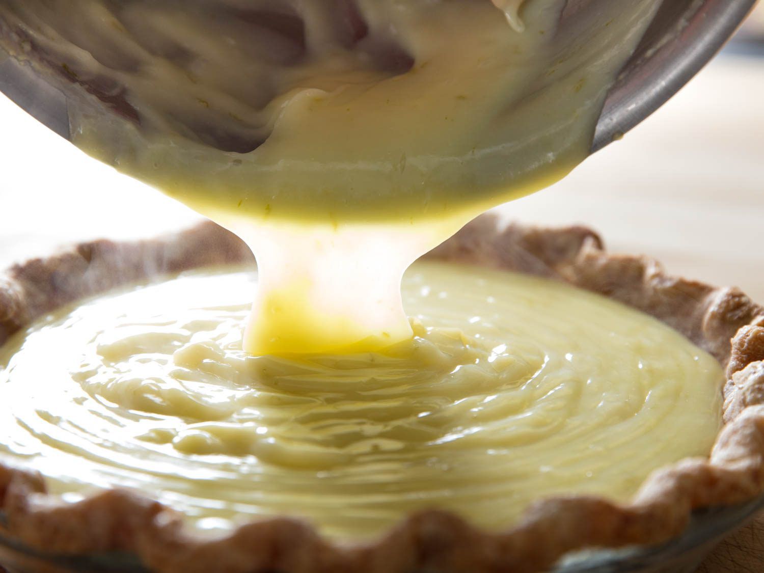 The pie crust is filled with the prepared lime filling.