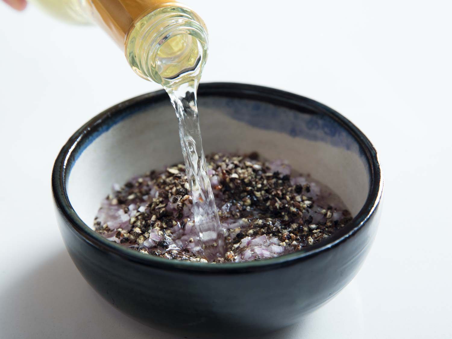 Adding vinegar to mignonette