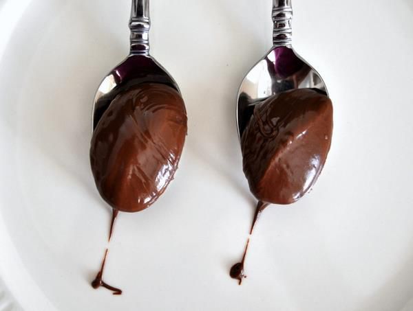 20120308-nutellafaceoff-identicalspoons.JPG