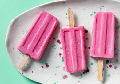 20200811-yogurt-fruit-popsicles-raspberry-vicky-wasik-6