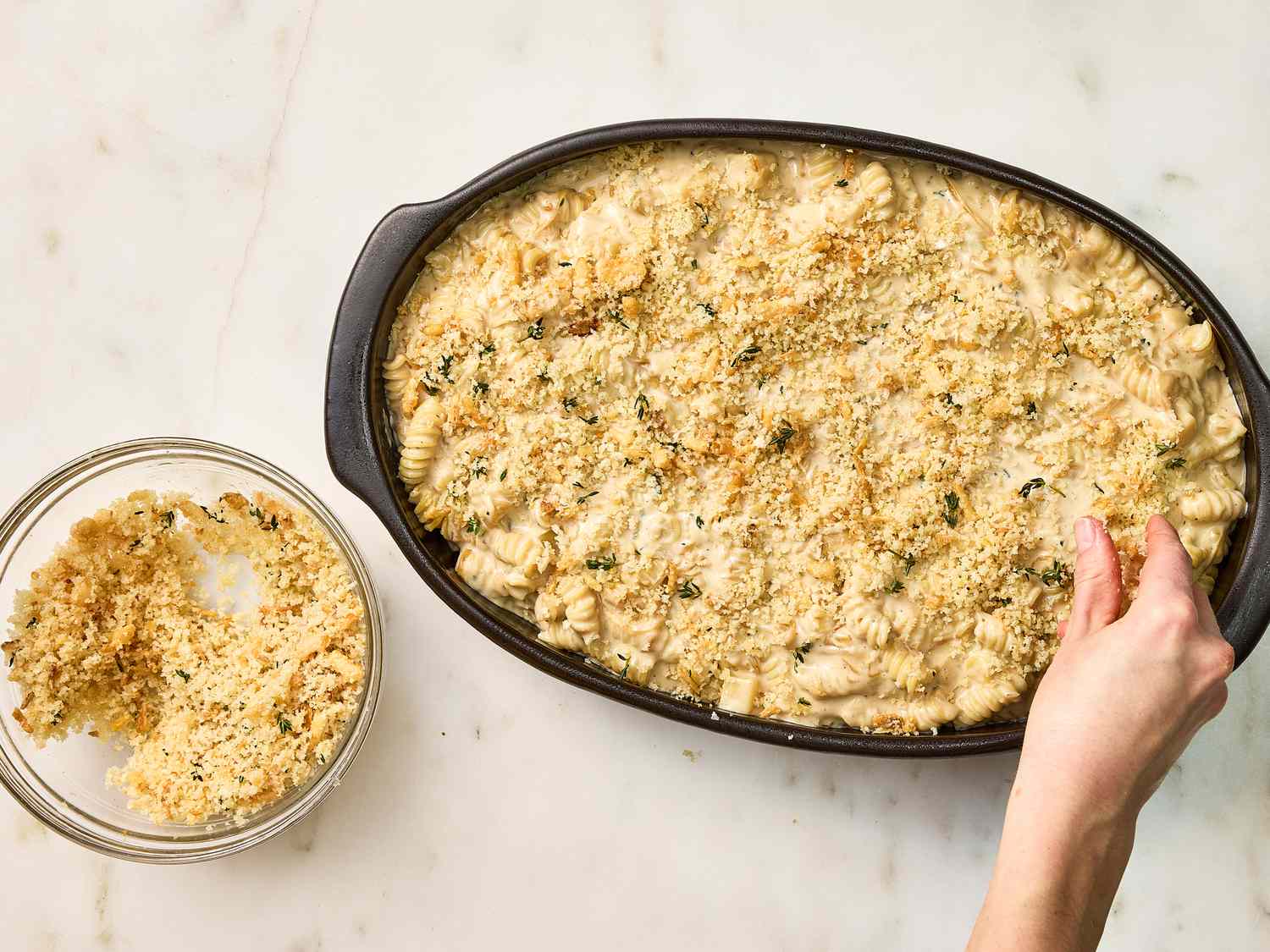 sprinkling panko on top of mac and cheese 