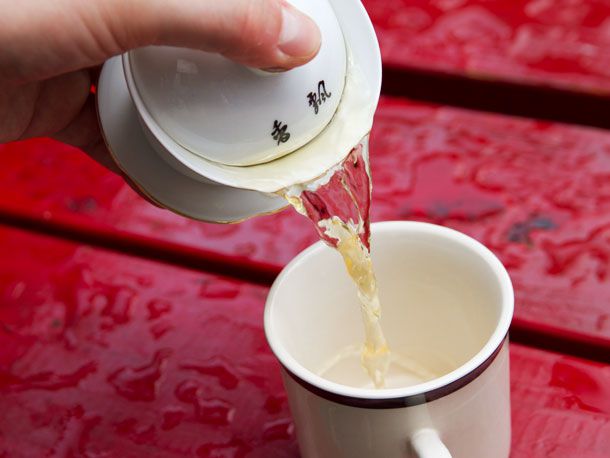 20120726-pouring-tea.jpg