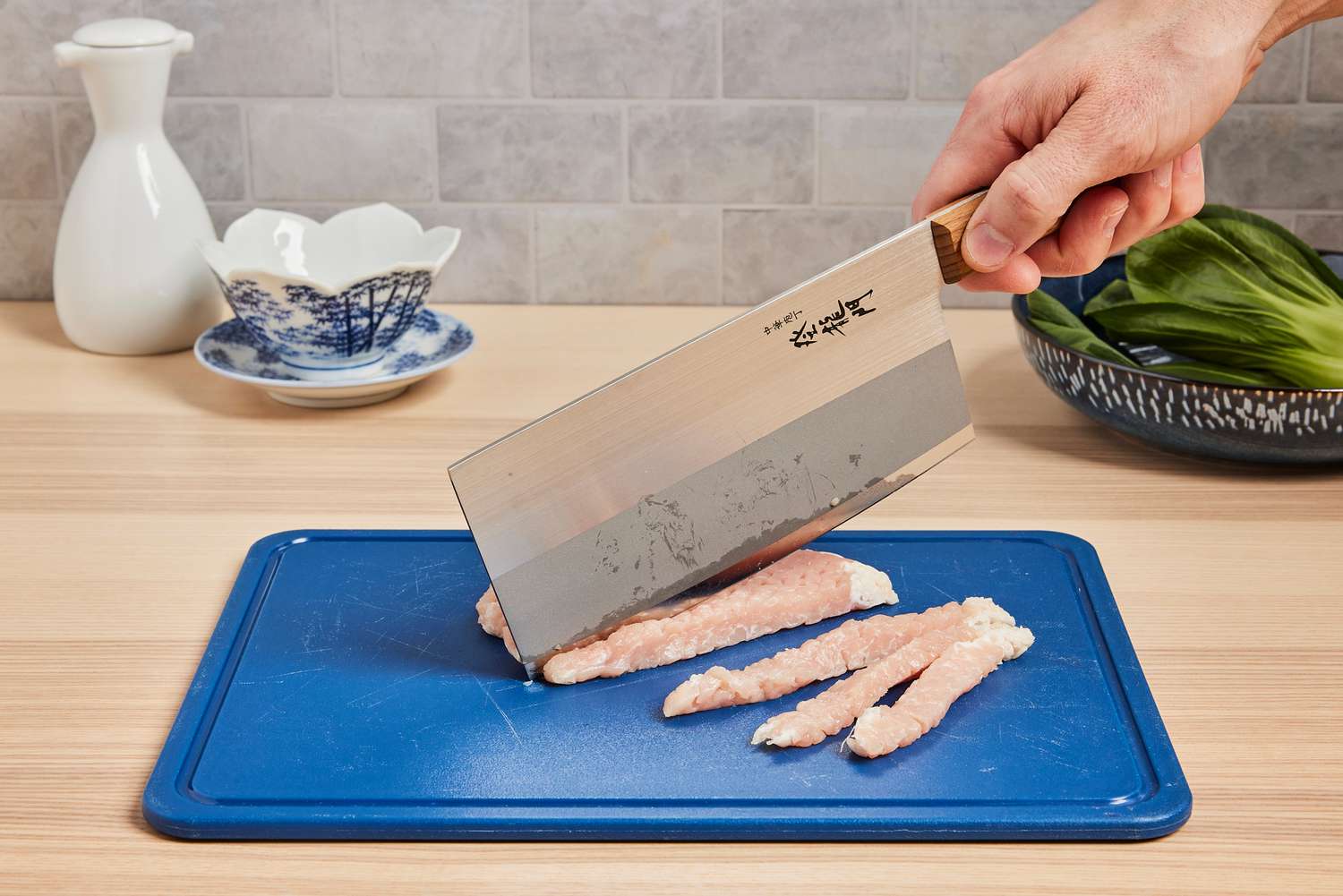 Using a chinese cleaver to slice pork