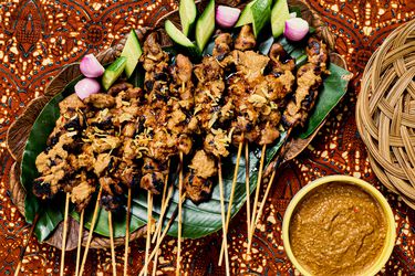 Overhead view of chicken sate