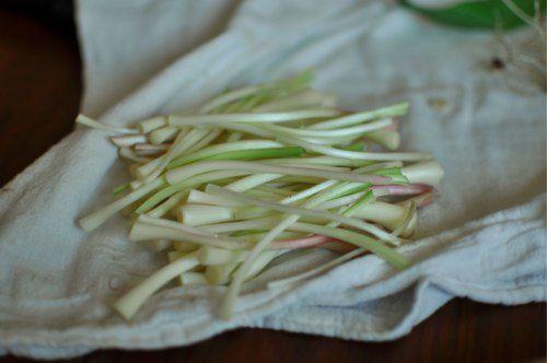 Trimmed ramp stems on a dish towel.