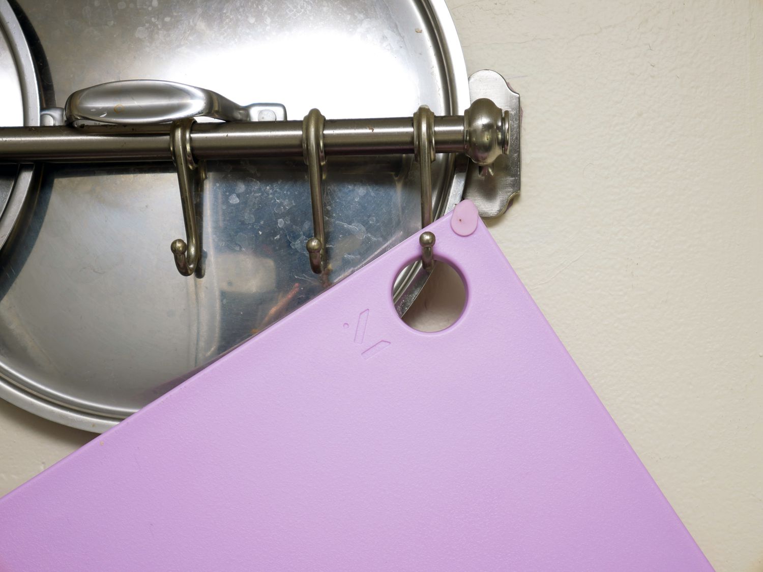 a closeup of the hanging hole on the material reboard