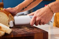 slicing bread with the nutrichef