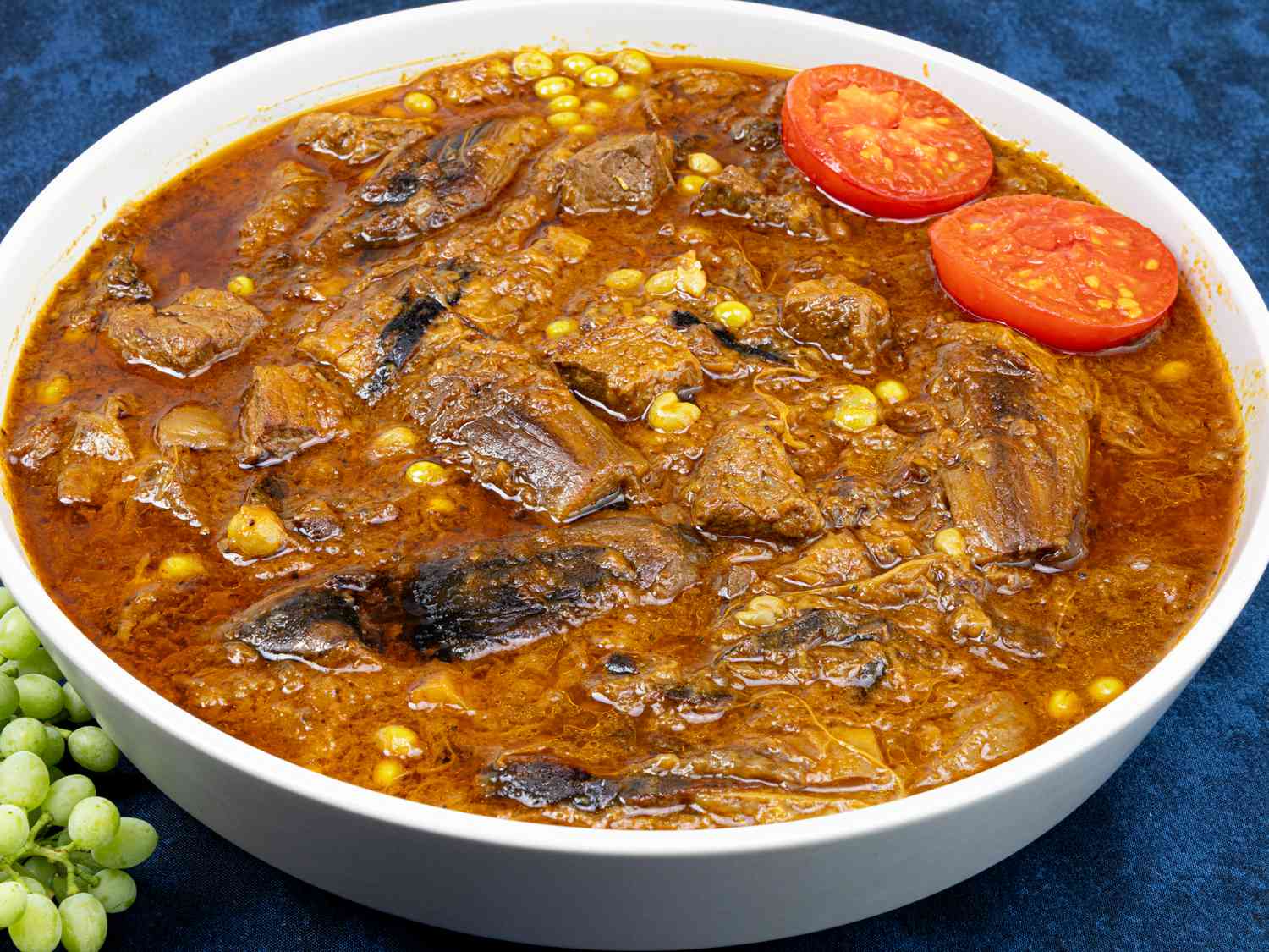 Side view of khoresh-Ã©-BÄdemjan