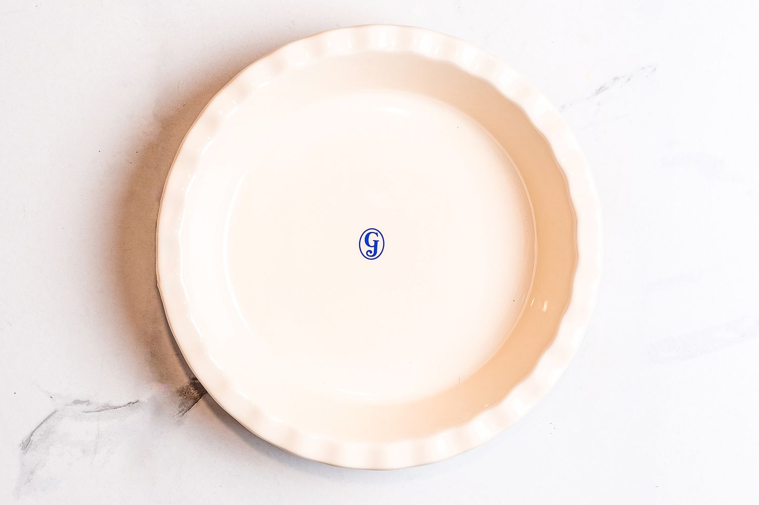 An overhead view of the Great Jones ceramic pie plate
