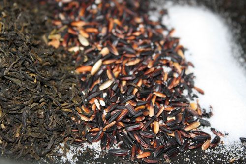 A close up of the smoking ingredients: jasmine tea and toasted rice.