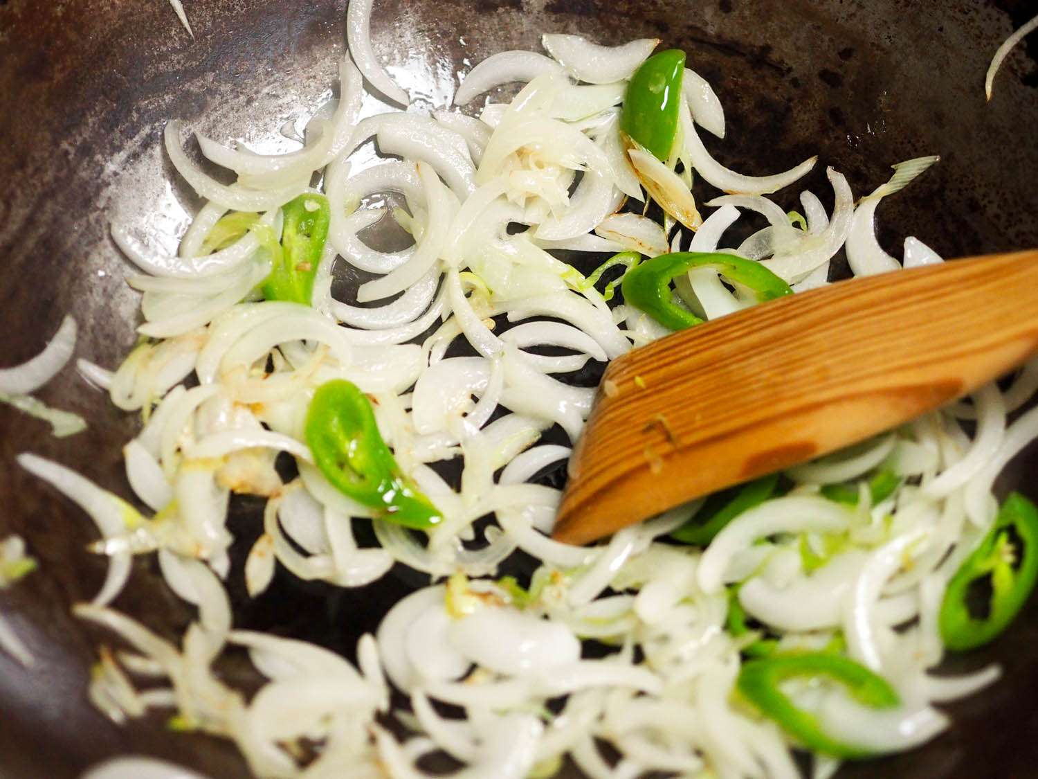 Sliced onion and green chile pepper are stir-fried first.