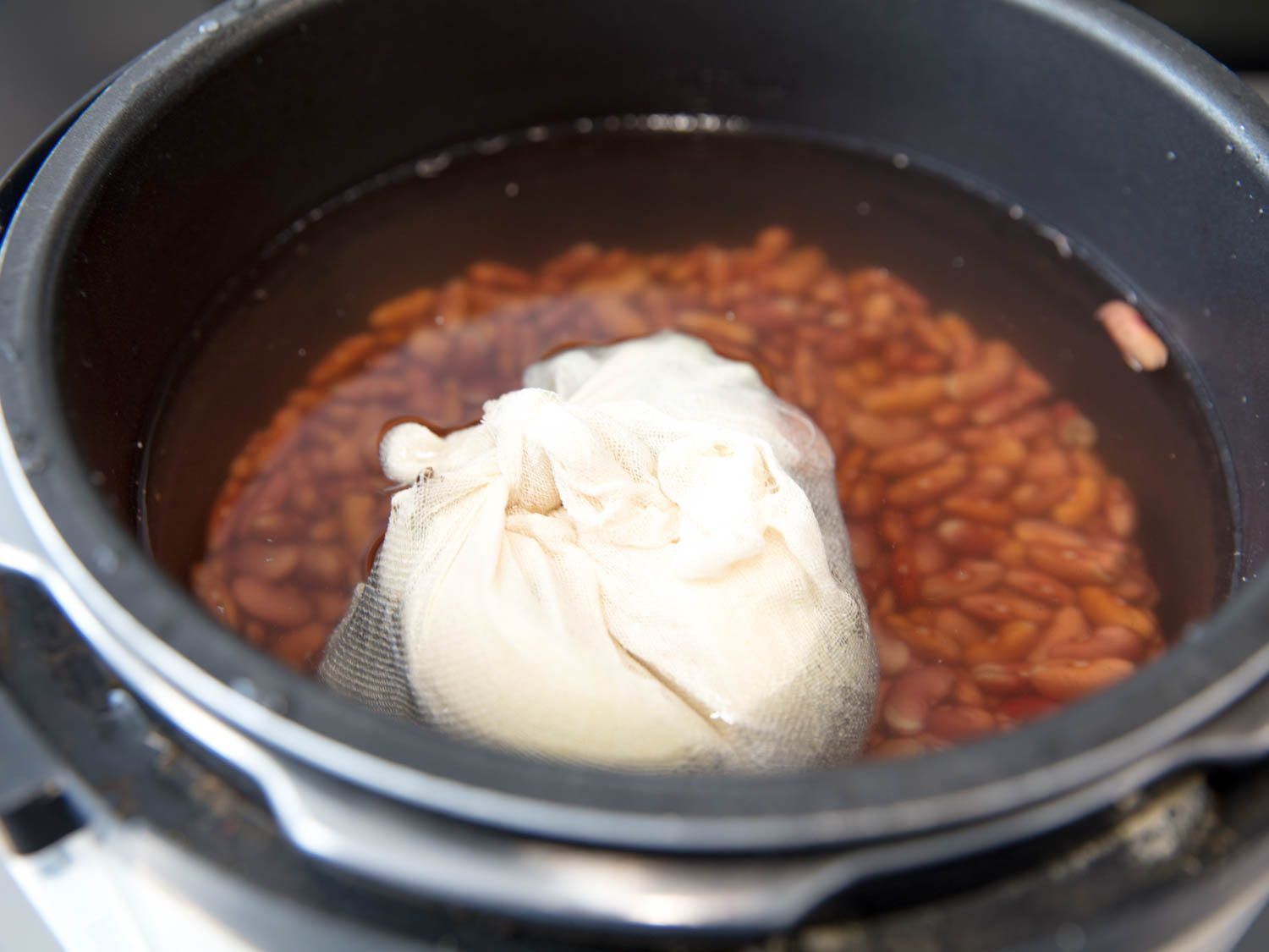 Cooking dried beans using the pressure-cooking mode of a multi-cooker.