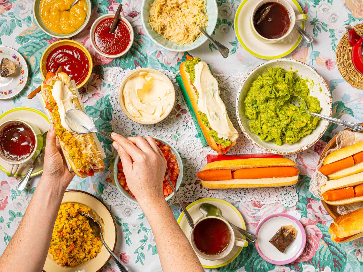 Overhead view of assembling completos