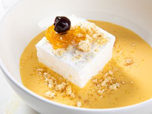 Overhead view of ile flottante in creme anglaise 