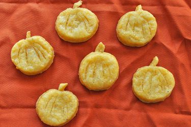 20111025-seriousenteratining-halloweentreats-pumpkincheddarcrackers.JPG