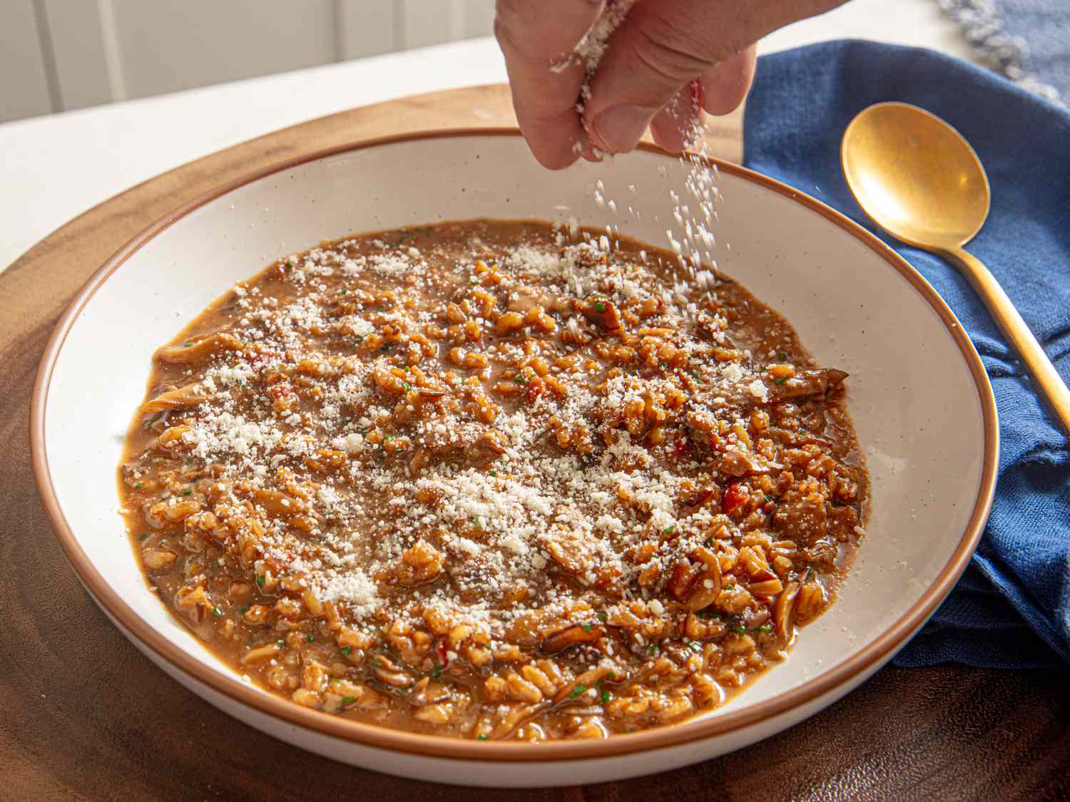 Side view of sprinkling farrotto