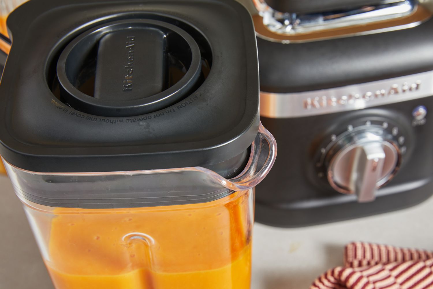 The top of the KitchenAid K400 Variable Speed Blender with Tamper (KSB4028VB)