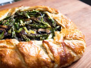 20190426-savory-spring-vegetable-galettes-vicky-wasik-leeks-asparagus-mushroom-fontina9