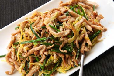 20140503-stir-fry-pork-yellow-chinese-chive-hi-res-kenji