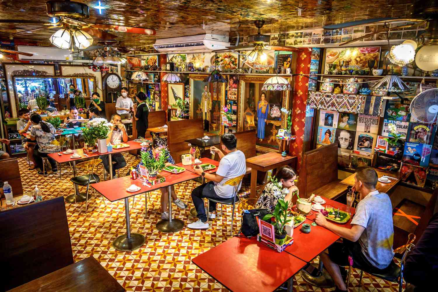 A sit down restaurant at Chatuchak Weekend Market,