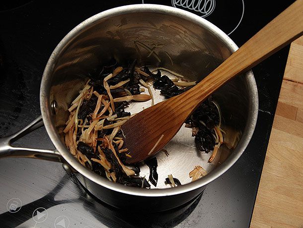 Pan-frying daylilly buds and black fungus.