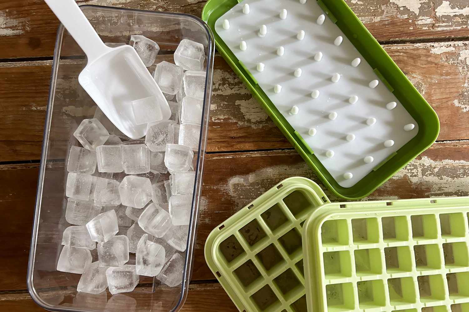 PHINOX Ice Cube Tray with Lid and Bin on a table