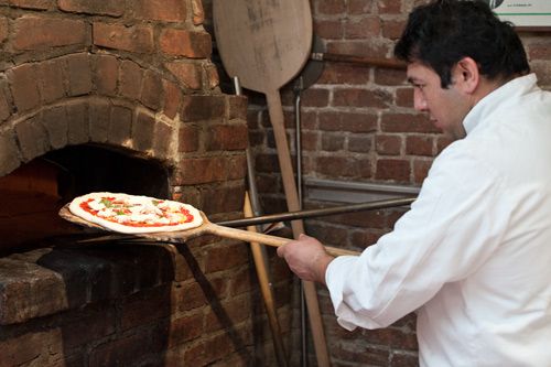 2010-03-04-LaPizza-in-to-the-oven.jpg