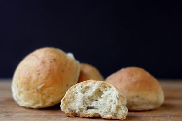 201311-bread-baking-stuffing-buns.jpg