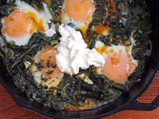 Baked eggs and spinach skillet