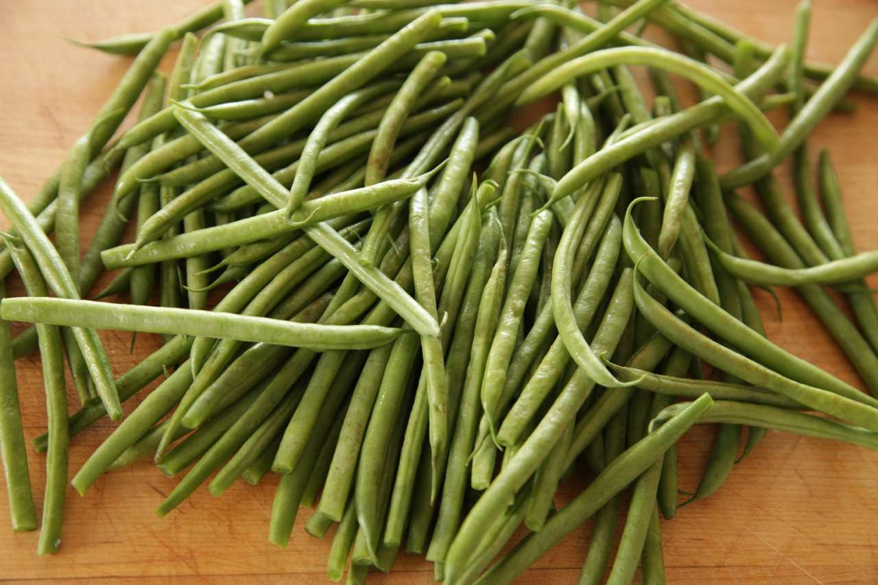 A pile of raw, trimmed grean beans.