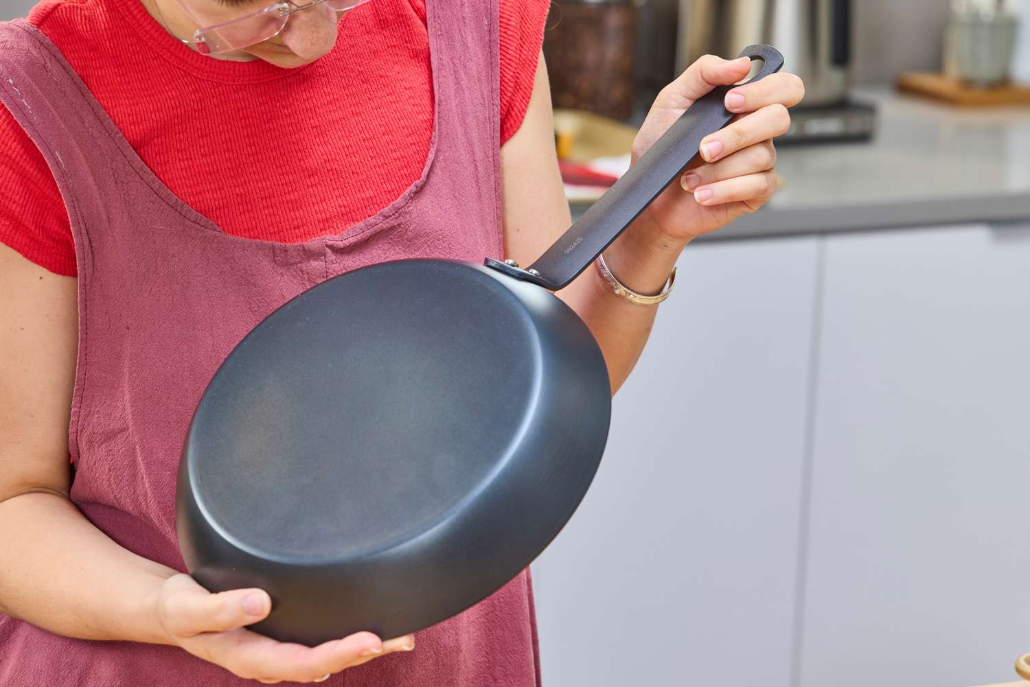 A person examines the Merten & Storck Pre-Seasoned 10-inch Carbon Steel Frying Pan