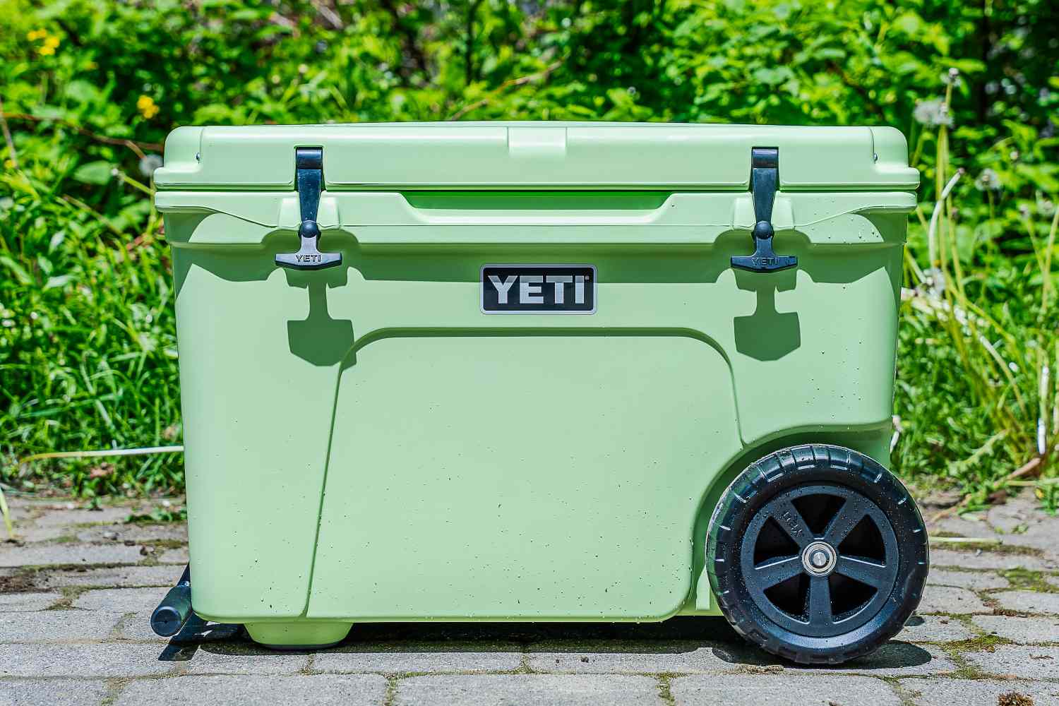 Side view of the Yeti Tundra Haul outside