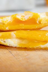 Side view of arepa de huevo