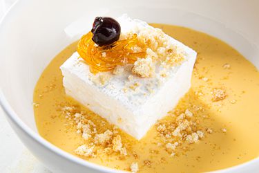 Overhead view of ile flottante in creme anglaise 