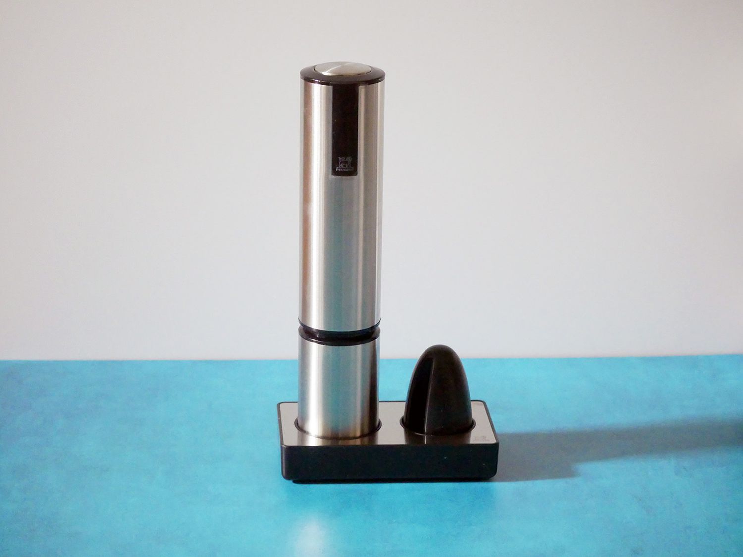 the peugeot elis corkscrew in its sand with the foil cutter