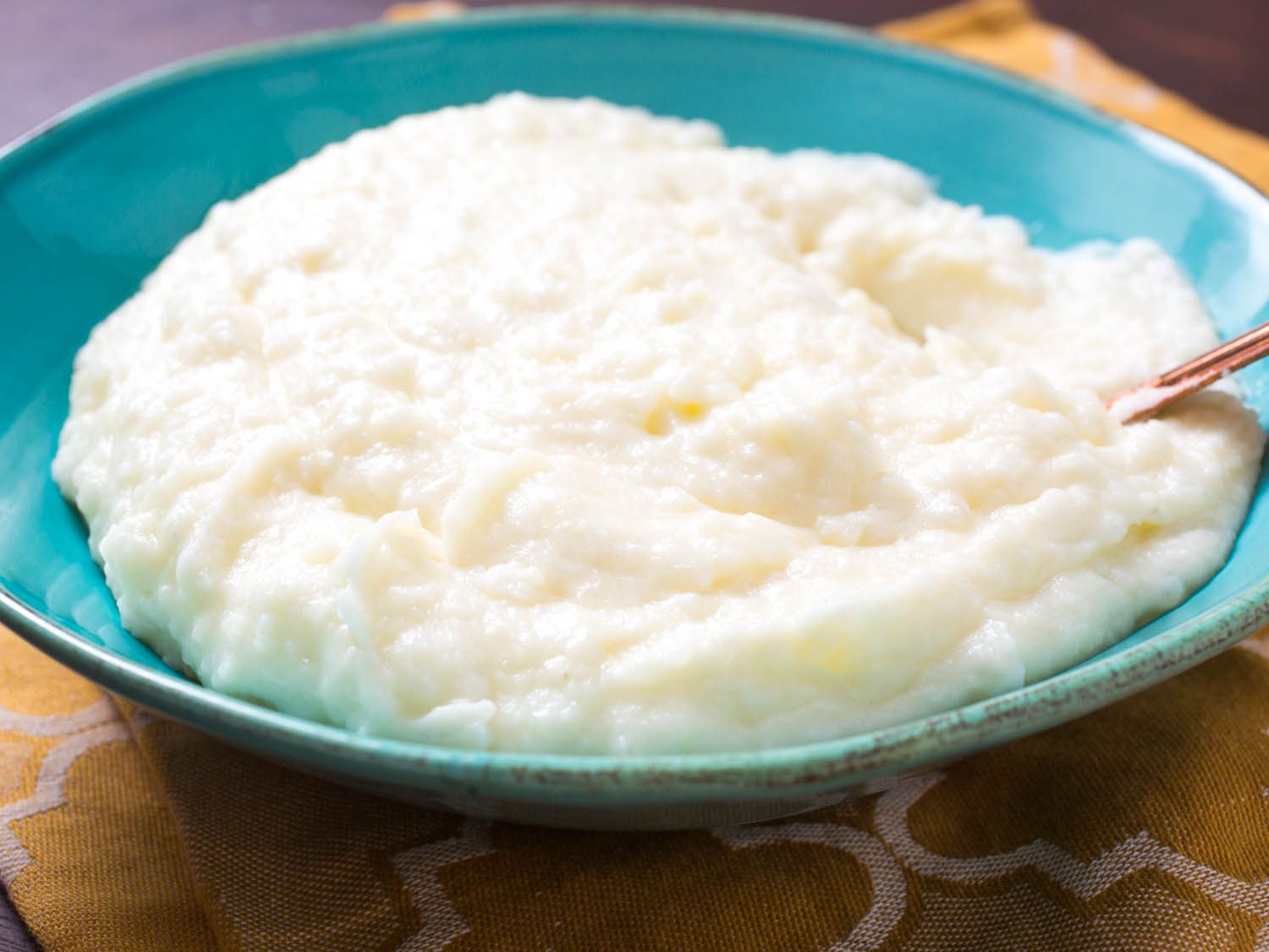A bowl of mashed potatoes.