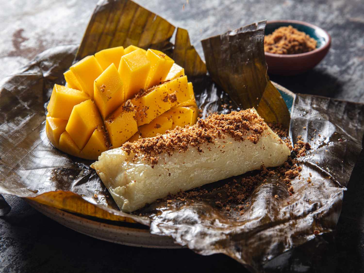 Side angle view of suman next to a mango