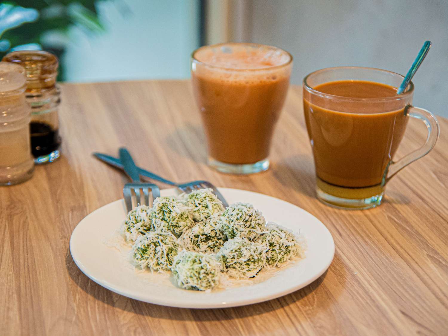 Onde-onde on a plate at Noya colors