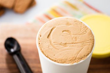 A pint of speculoos ice cream.