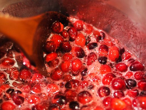The cranberries are stirred in the pot.