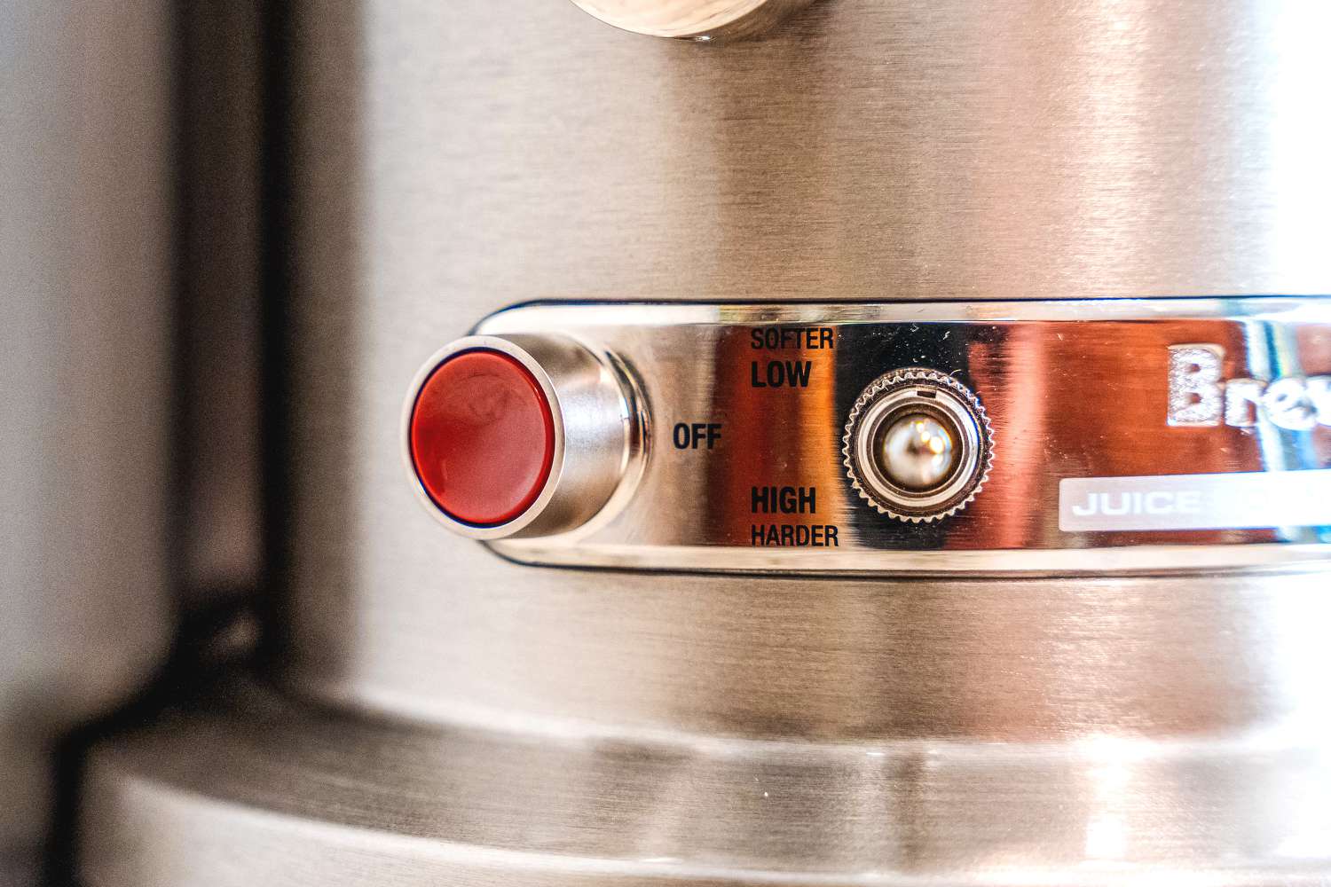 The control panel of the Breville 800JEXL juicer