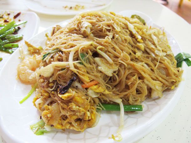 A platter of fried bee hoon noodles.