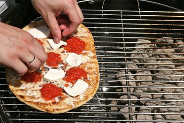 20100527-grilled-pizza-primary.jpg