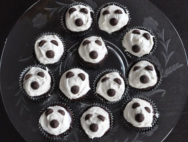 20111025-seriousentertaining-halloweentreats-ghostlycupcakes.JPG
