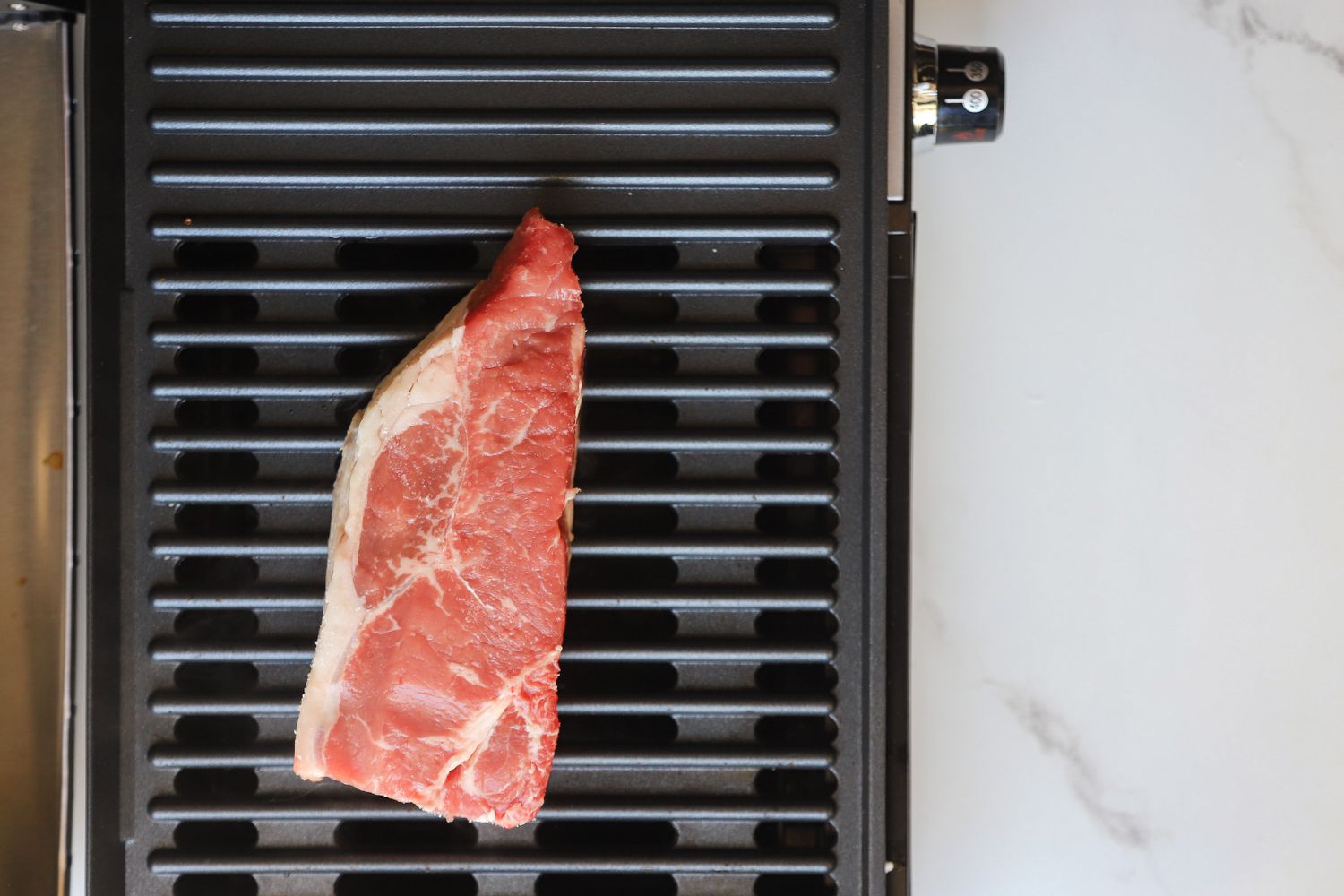 raw piece of meat on the hamilton beach grill