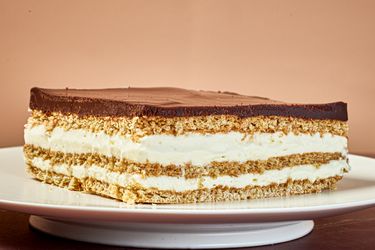 Side view of eclair cake