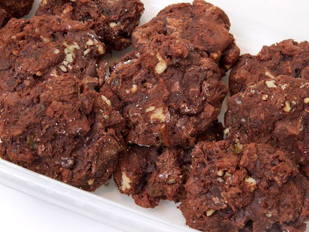 A plate of chocolate chunkers cookies.