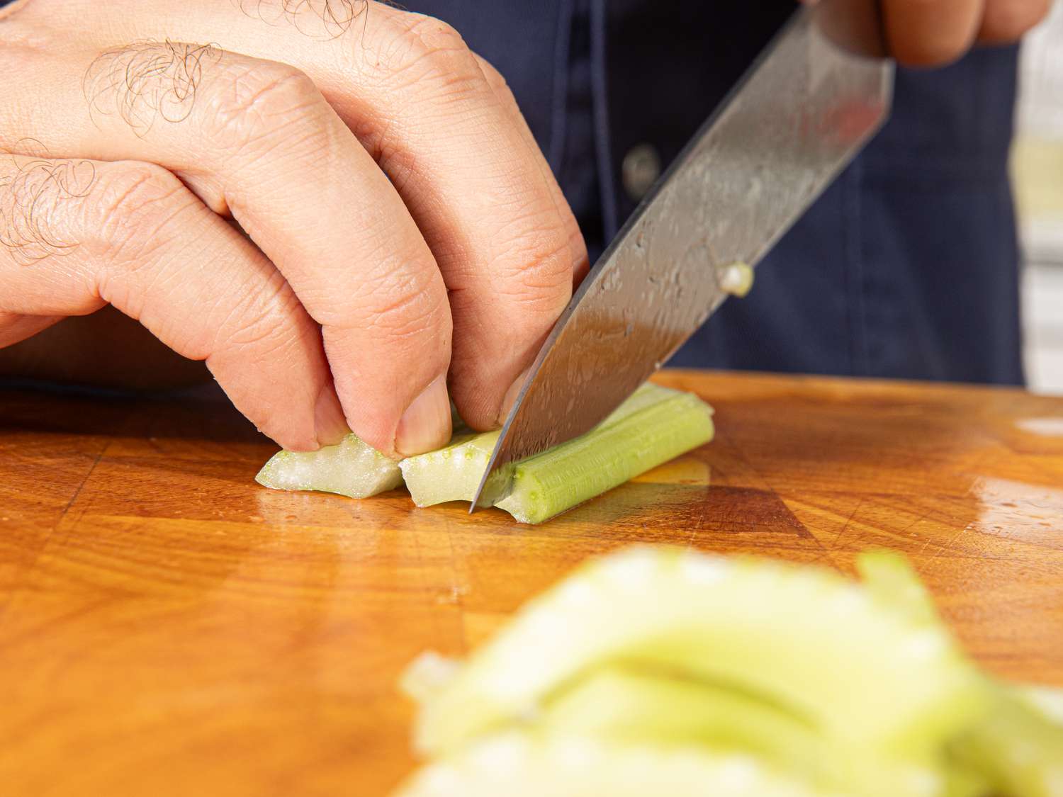 Side view of slicing batons