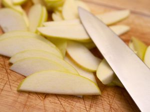 20101216-ks-slicing-apples.jpg